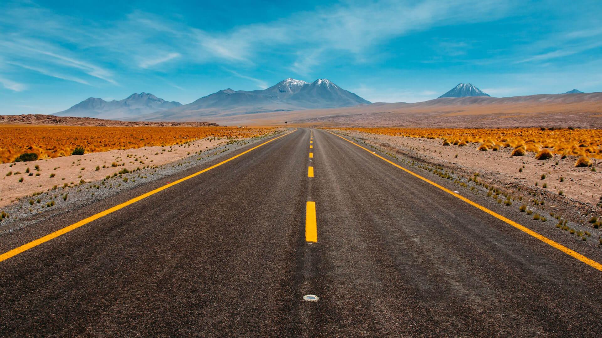 Ruta recta hacia la cordillera en la Puna