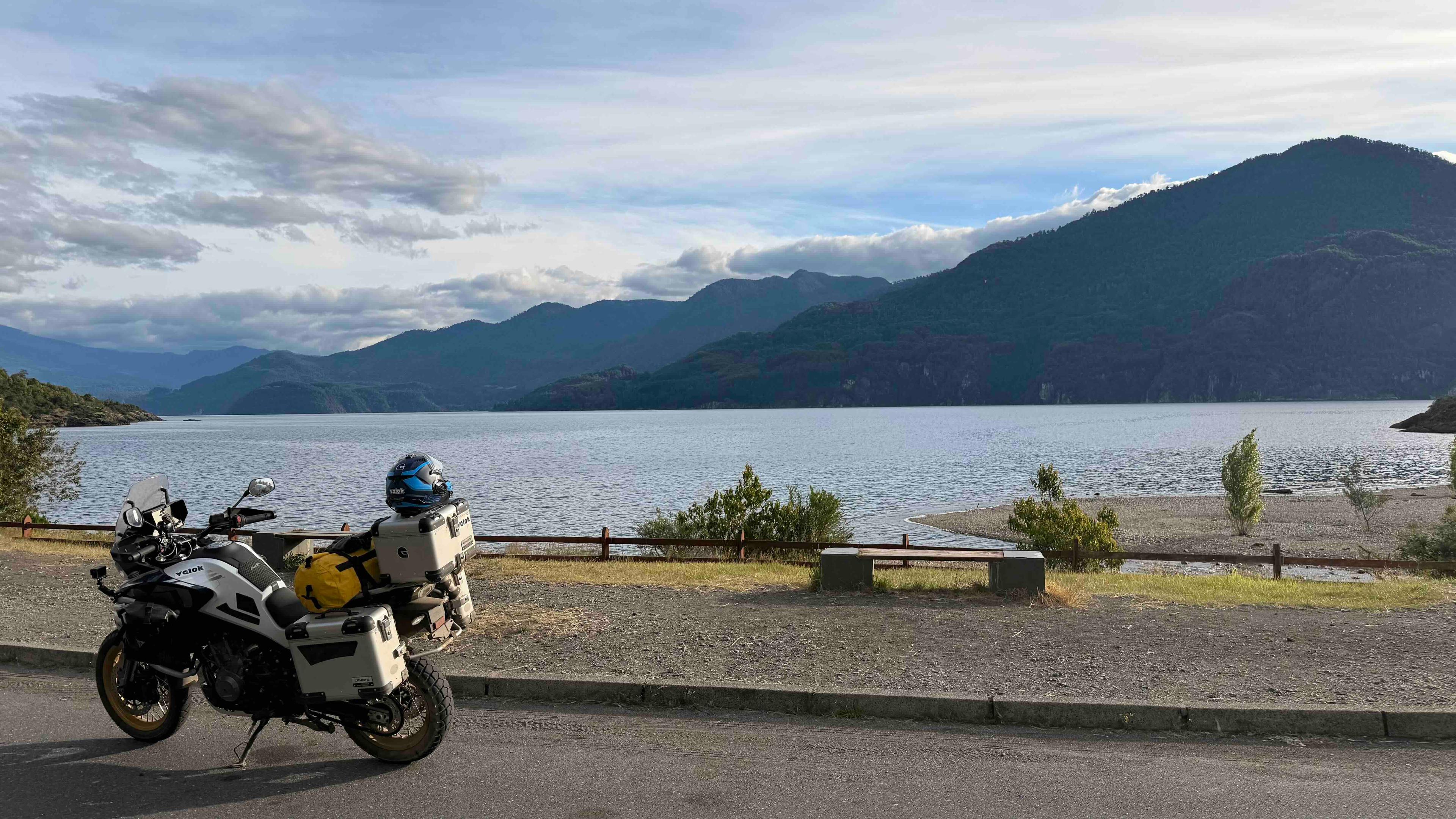 Motoviajero detenido al costado de una ruta de montaña