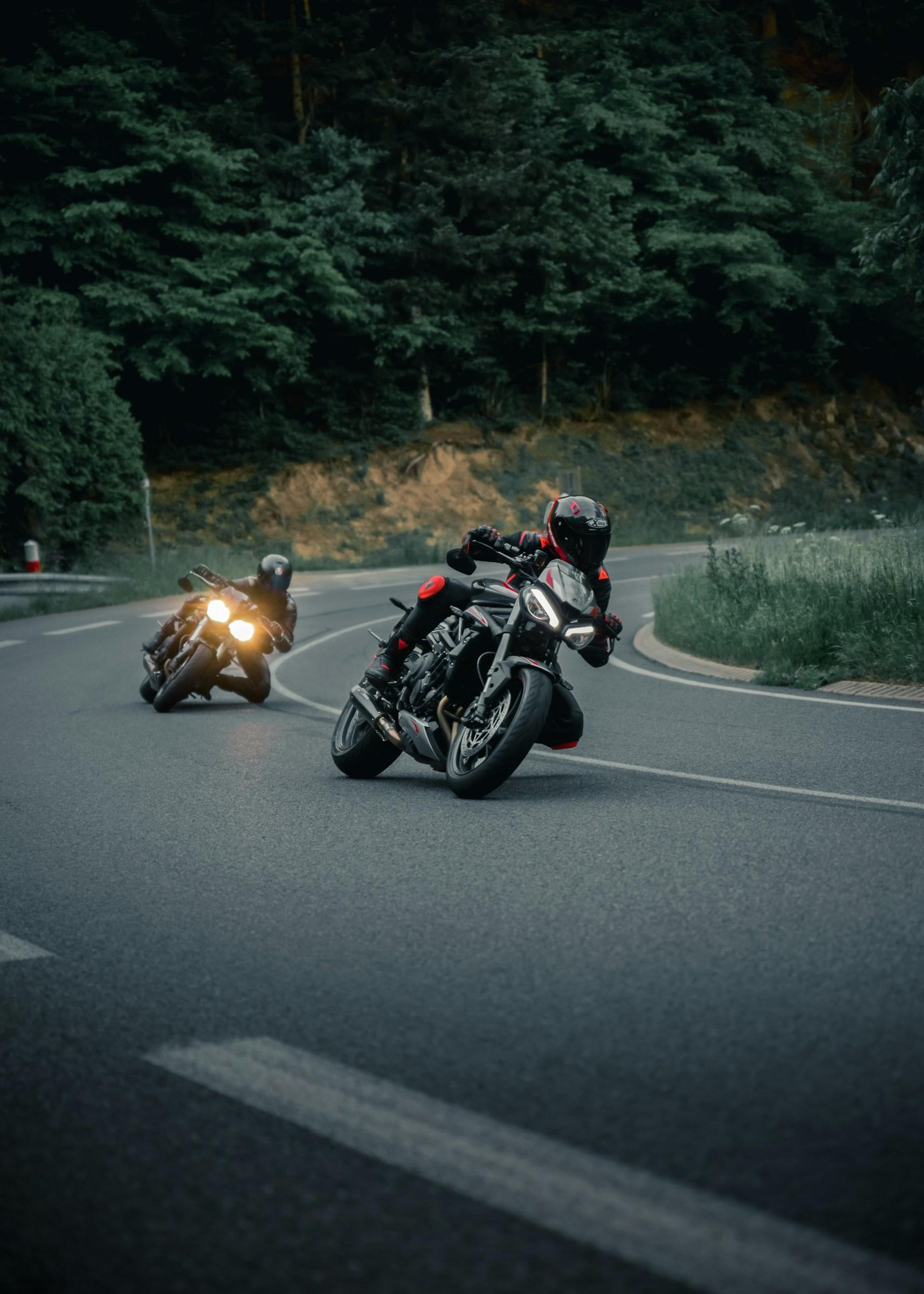 Dos motos tomando una curva